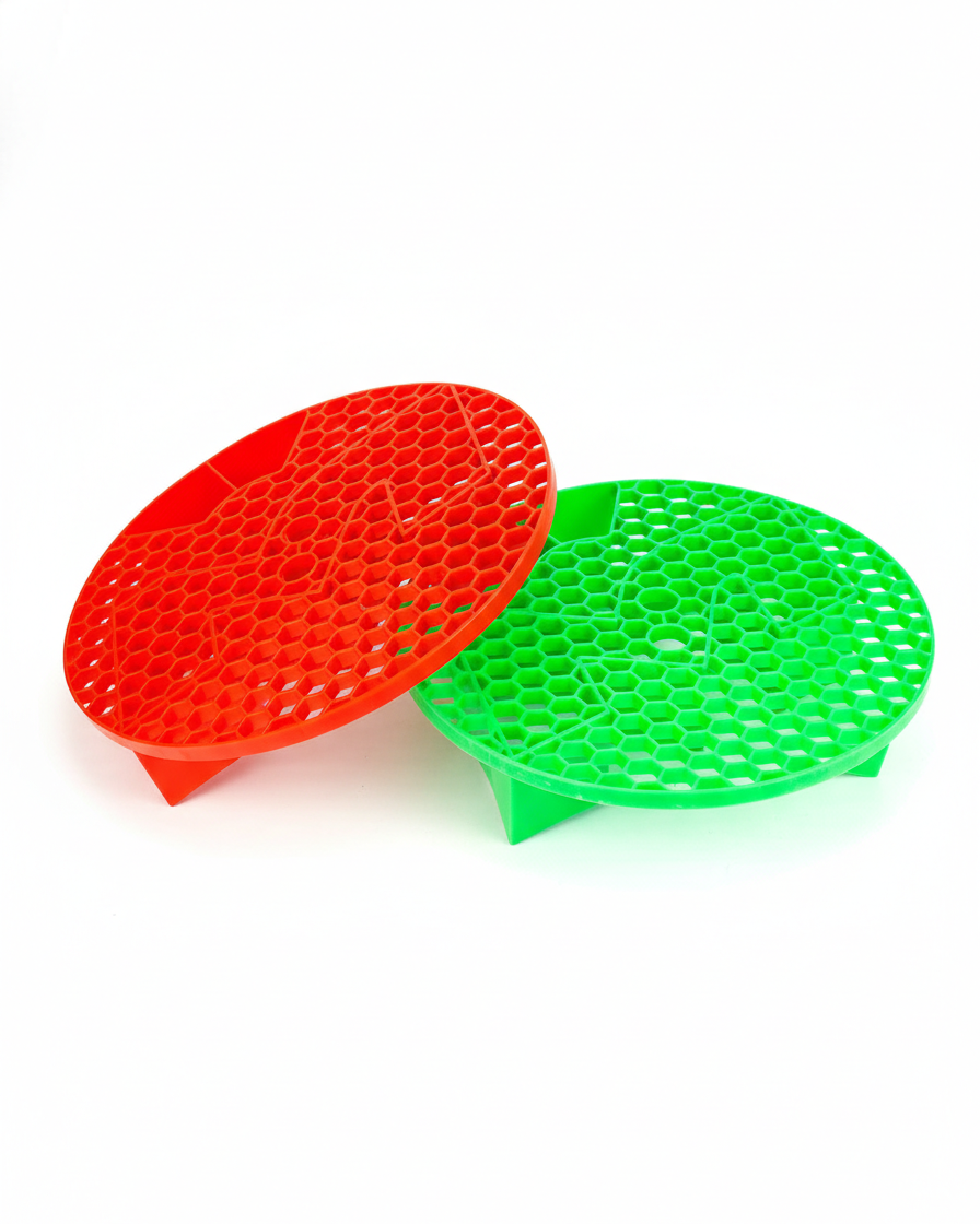 Dirt guard wash bucket filters in neon green and red
